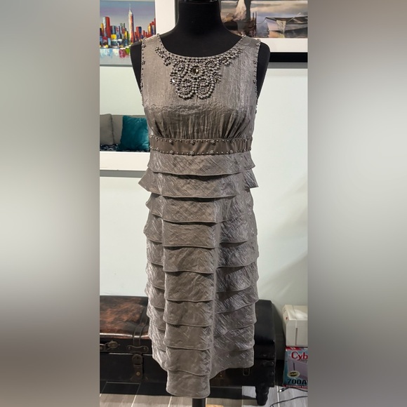 Adrianna Papell Dresses & Skirts - ❤️Adrianna Papell Platinum Beaded Dress-Sz 8